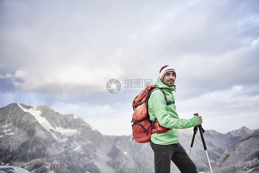 寒冷条件下旅行者回头看镜头瓦莱瑞士图片