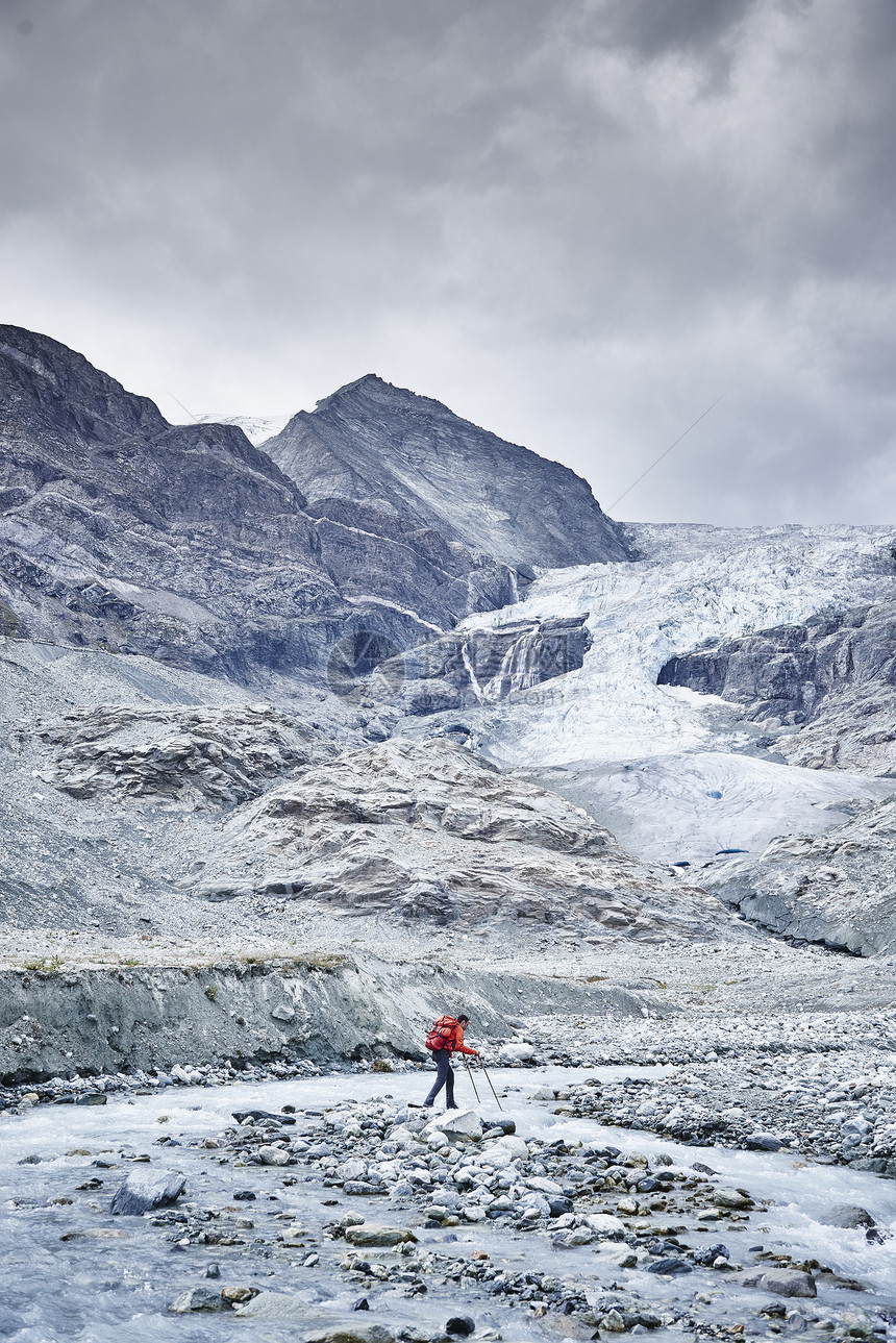 徒步旅行者穿越岩石地瑞士瓦莱斯马特洪峰塞尔文山图片