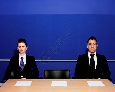 会议室的坐着的商务男女背景图片