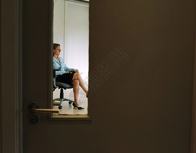 独自工作的女商人图片