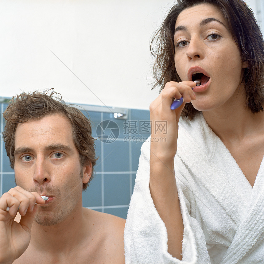 夫妇一起刷牙图片