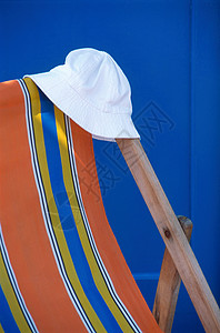 甲板椅和太阳帽图片