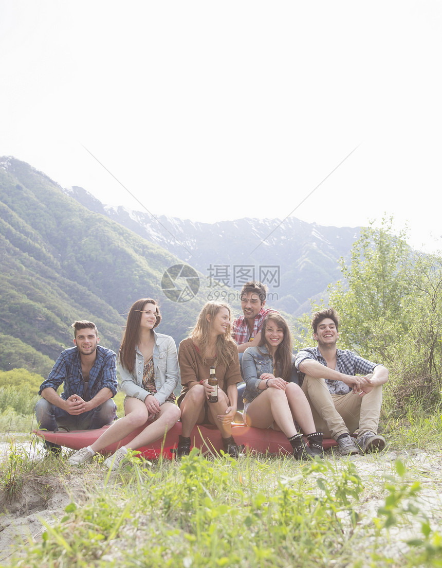 坐在独木舟上的6名青年成人朋友小组意大利皮埃门特图片