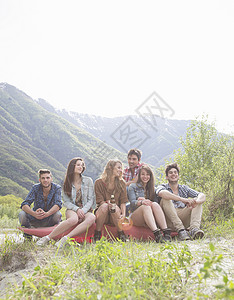 坐在独木舟上的6名青年成人朋友小组意大利皮埃门特高清图片