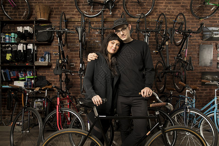 自行车店的一对夫妇图片