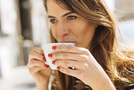 妇女享受咖啡背景图片