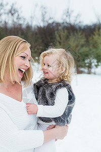 母亲和女儿在雪地里图片