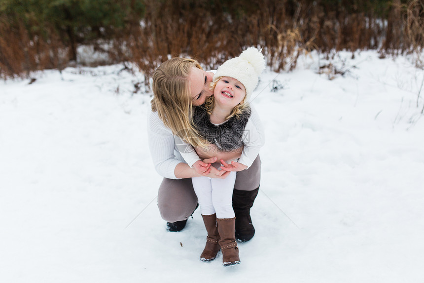 母亲和女儿在雪地里图片
