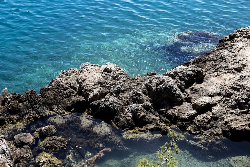 克罗地亚杜布夫尼克岩石和蓝海高角图片