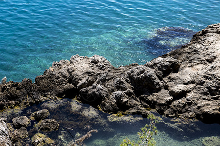 克罗地亚杜布夫尼克岩石和蓝海高角图片