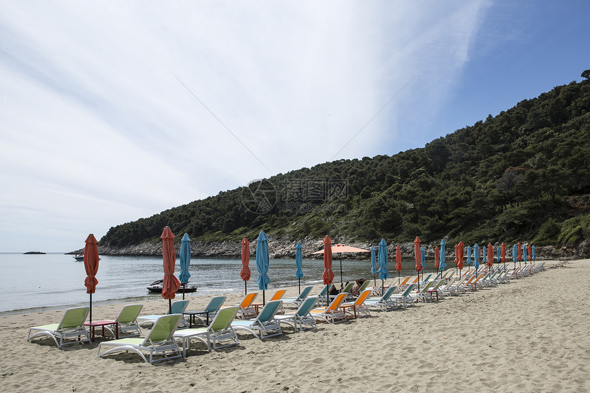 克罗地亚Dubrovnik的空沙滩有排海雨伞和遮太阳休息者图片