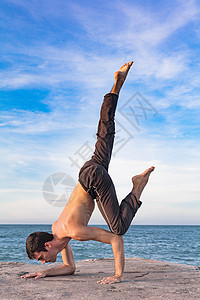 青年户外瑜伽姿势手和前臂平衡的青年男子图片
