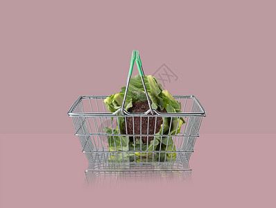 小型购物篮中的紫色花椰菜图片