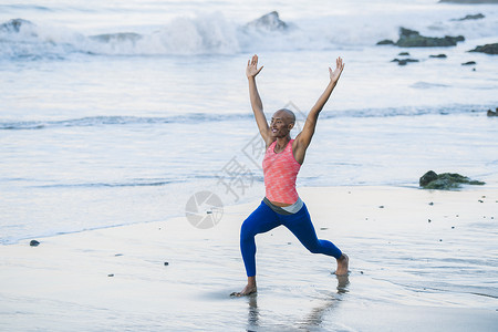 年轻女子在沙滩上运动图片