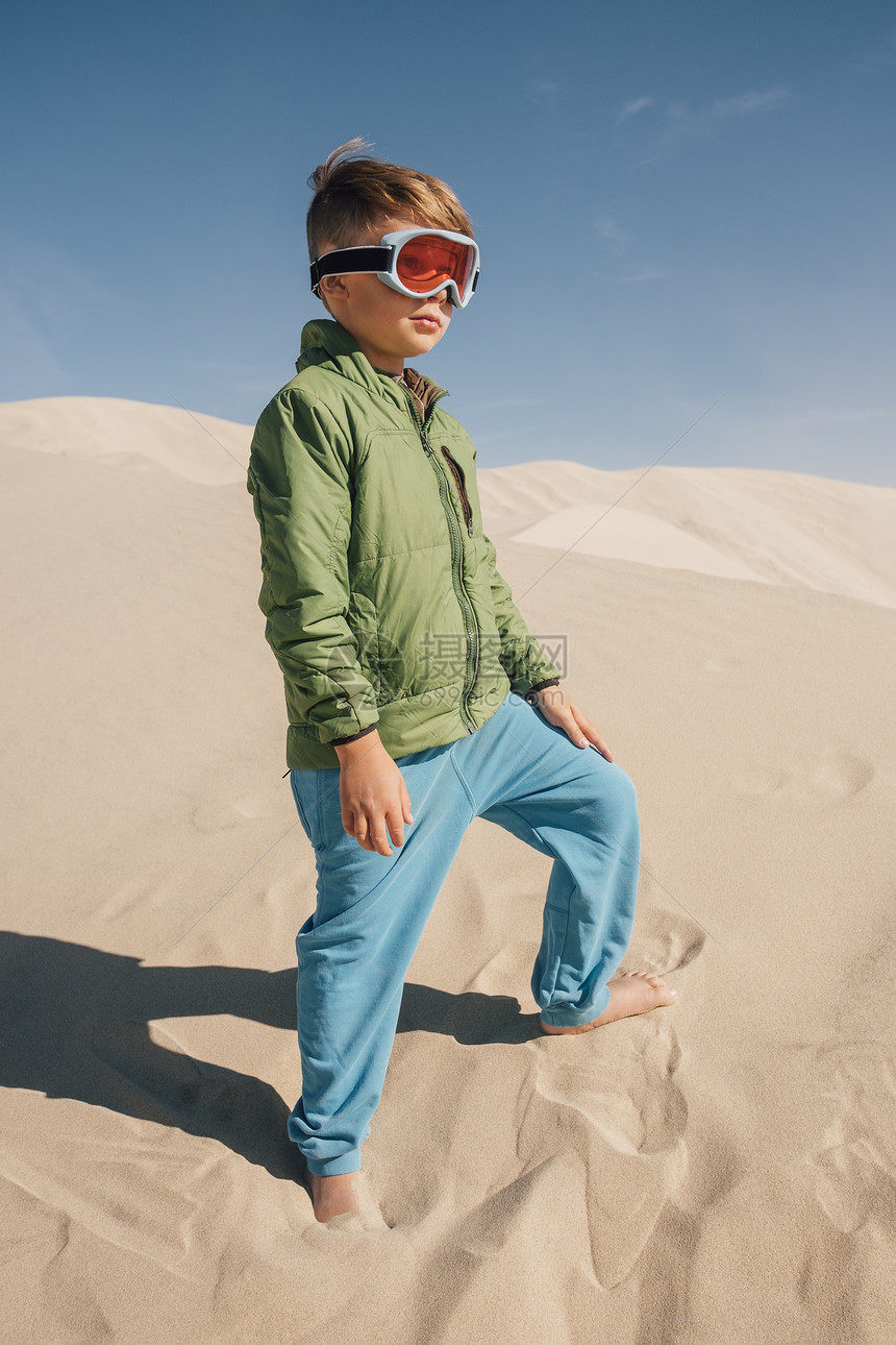 美国加利福尼亚州谷公园尤里卡沙丘沙丘上戴护目镜的男孩图片