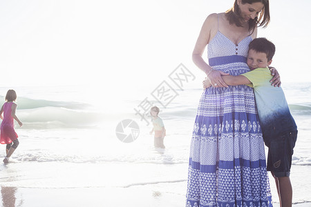 在南非开普敦海滩上的母亲和儿童图片