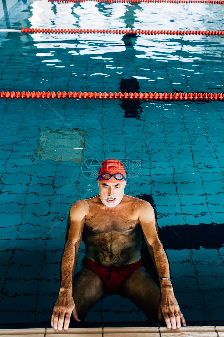 泳池中游泳的中老年男性图片