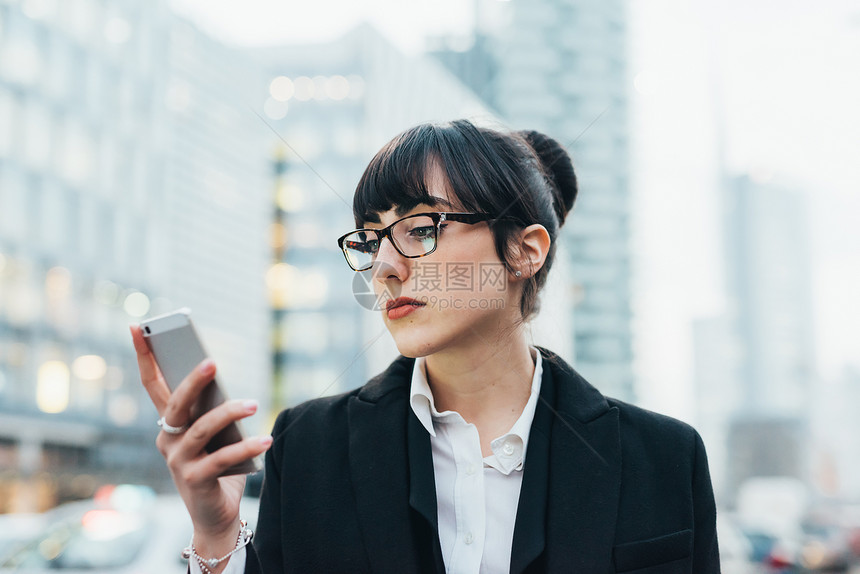 意大利米兰使用移动手机的女商人图片