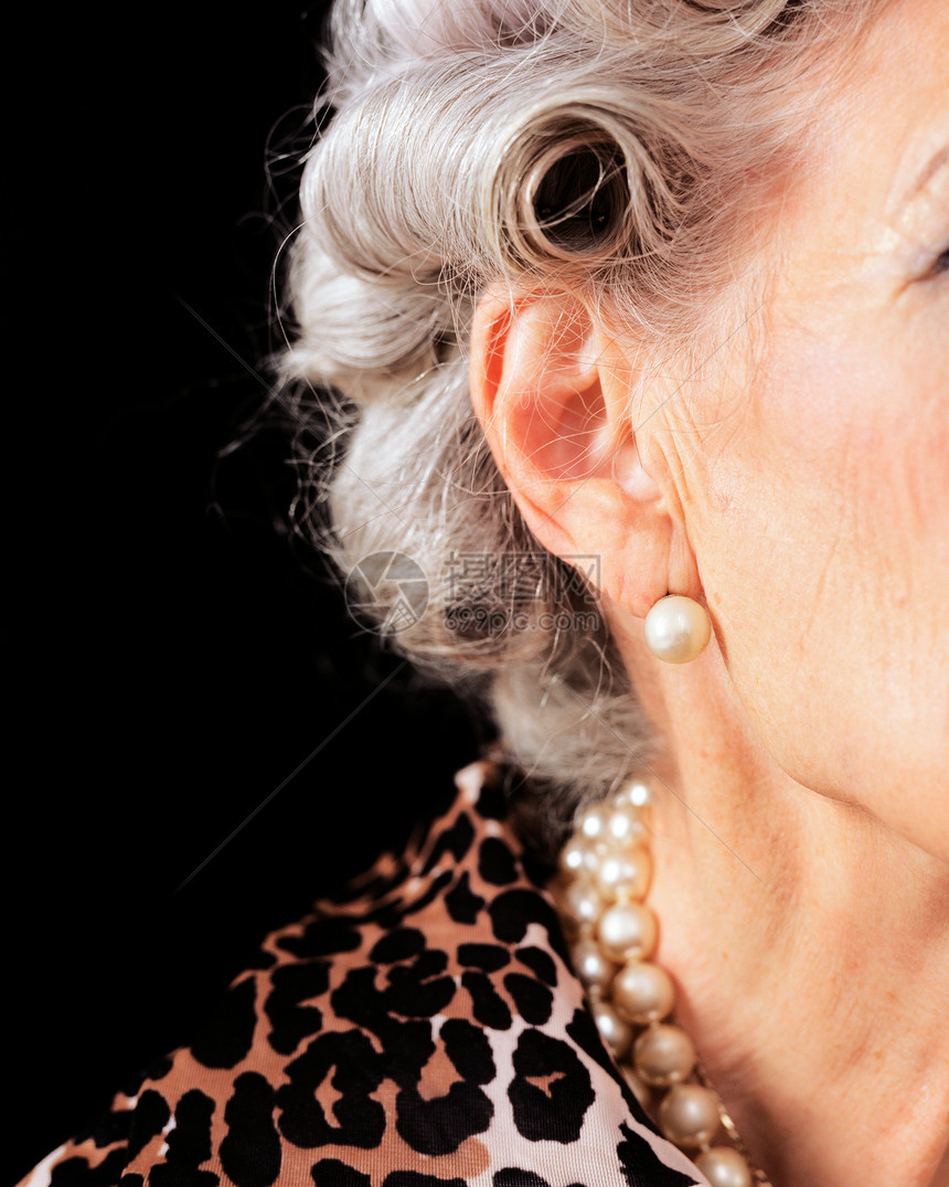 一位身戴珍珠的年长女子图片