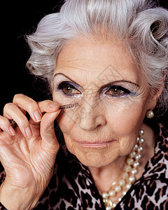 使用假睫毛的老年妇女图片