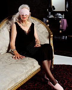 戴眼罩的老年妇女图片