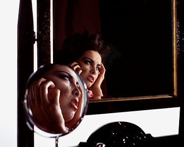 女人的面容在两面镜子中图片