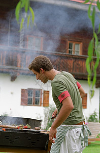 在花园烧烤的男性图片