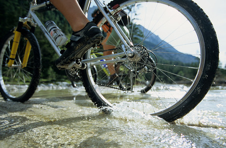 自行车穿过溪流特写图片