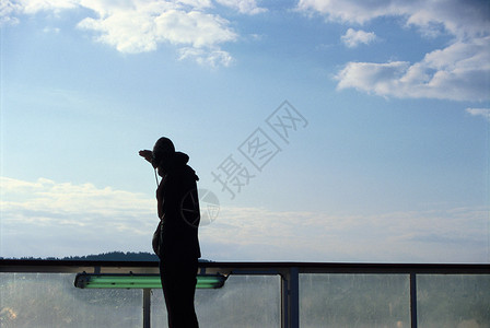 单独一人在船上站立的图片