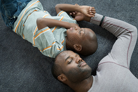 父亲和儿子躺在地板上睡着图片