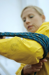 女人用绳套在她的手臂上背景图片