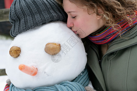 女人亲吻雪图片