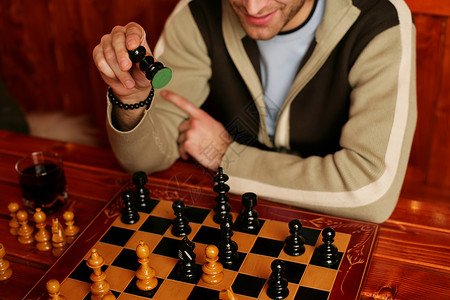 做象棋动作的人背景图片