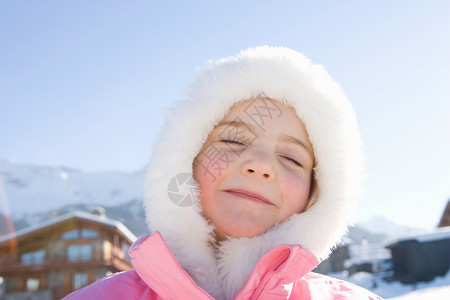 雪中年轻女孩的肖像高清图片