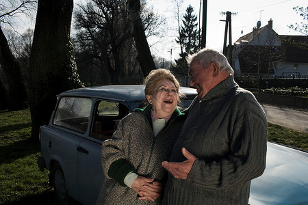 农村依赖汽车的老年夫妇图片