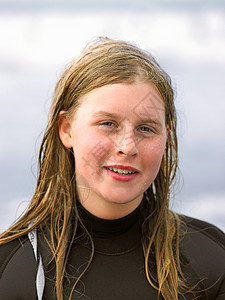 湿头发女冲浪者的肖像图片