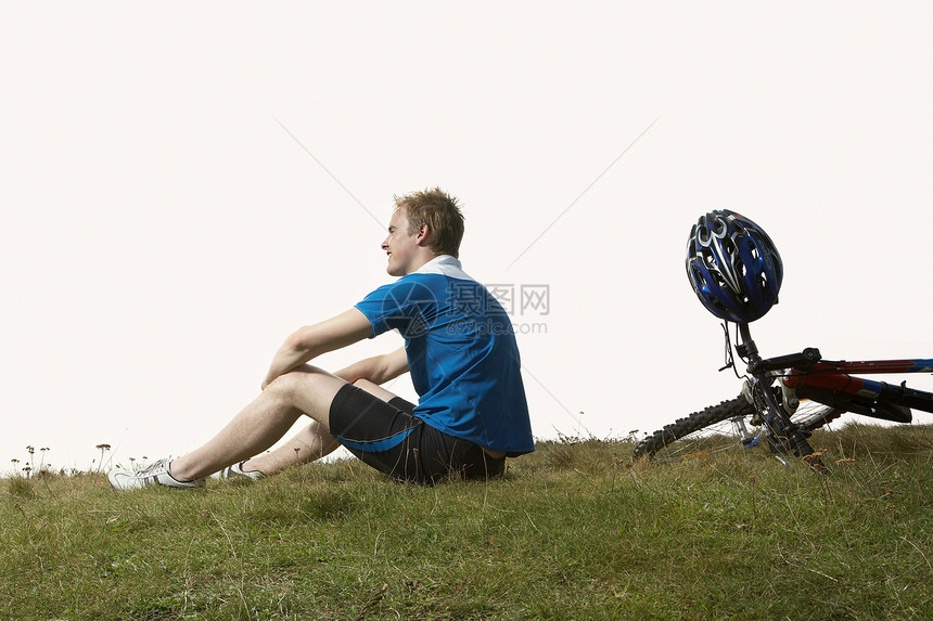 一名男骑自行车图片