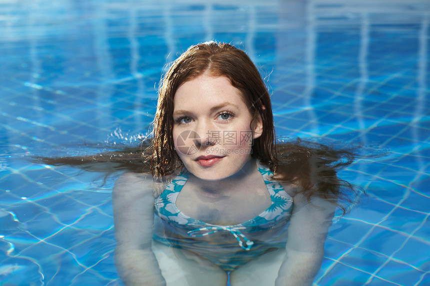 游泳池里一个女人的肖像图片