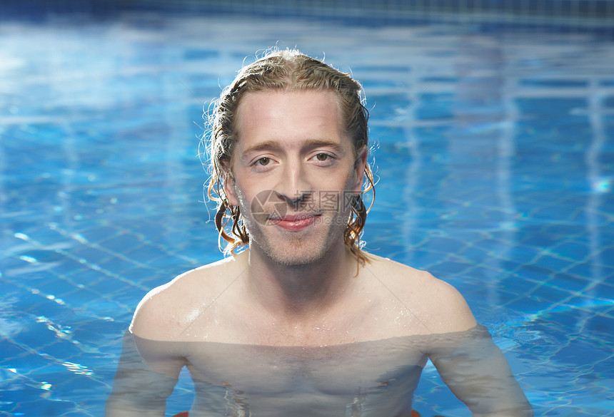 游泳池里一个男人的肖像图片