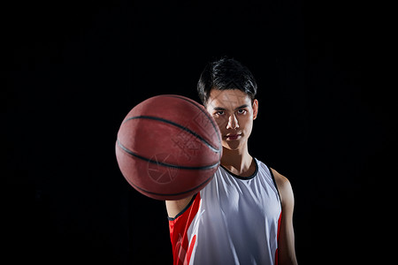 篮球用品打篮球的男性运动员背景