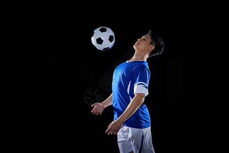 足球运动员用胸顶球高清图片