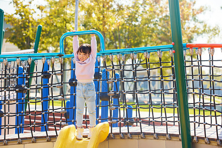 在公园玩耍的小女孩背景图片