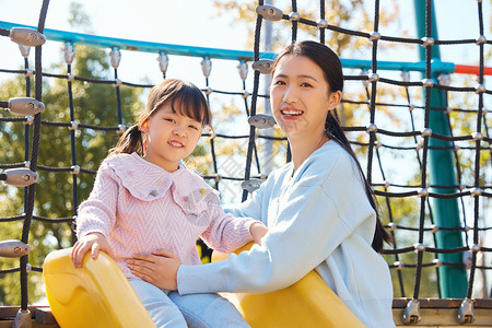 母女外出郊游过周末形象图片