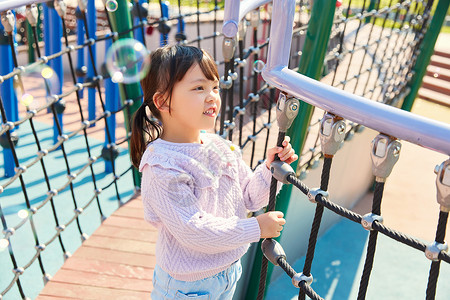 在公园玩耍的小女孩背景图片