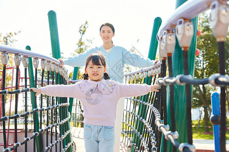 母女公园郊游玩娱乐设施图片