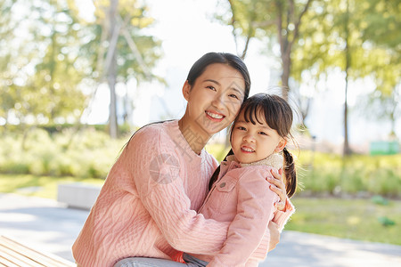 母女户外郊游玩耍形象高清图片