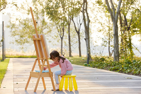 小女孩在户外画画写生图片