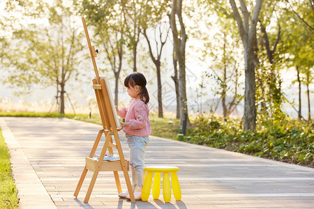 小女孩在户外画画写生图片