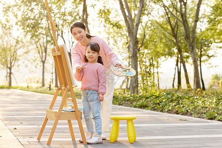 母女郊游玩耍形象母女外出郊游妈妈教女儿画画形象背景