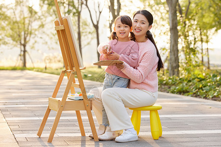 母女两人公园画画形象图片